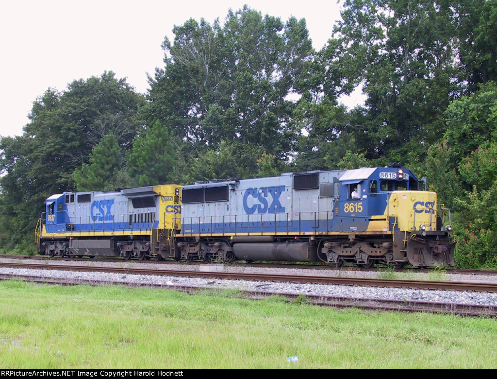 CSX 8615 & 7637 head towards the port